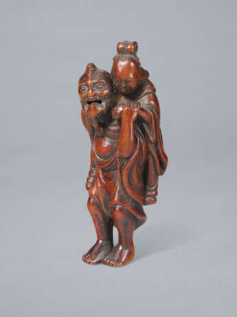 A CARVED WOOD NETSUKE OF IKKAKU SENNIN CARRYING PRINCESS SENDARAMO - photo 2