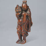 A CARVED WOOD NETSUKE OF IKKAKU SENNIN CARRYING PRINCESS SENDARAMO - photo 2