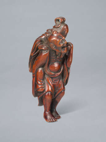 A CARVED WOOD NETSUKE OF IKKAKU SENNIN CARRYING PRINCESS SENDARAMO - photo 3