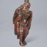 A CARVED WOOD NETSUKE OF IKKAKU SENNIN CARRYING PRINCESS SENDARAMO - photo 3