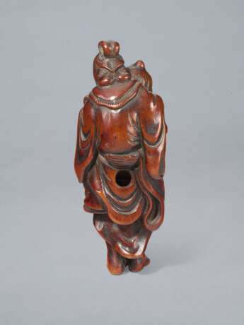 A CARVED WOOD NETSUKE OF IKKAKU SENNIN CARRYING PRINCESS SENDARAMO - photo 4