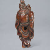 A CARVED WOOD NETSUKE OF IKKAKU SENNIN CARRYING PRINCESS SENDARAMO - photo 4