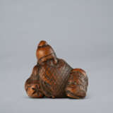 A CARVED NETSUKE OF ROSEI (LU SHENG) IN HIS DREAM - Foto 1