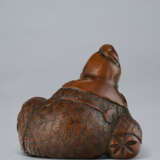 A CARVED NETSUKE OF ROSEI (LU SHENG) IN HIS DREAM - Foto 2