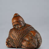 A CARVED NETSUKE OF ROSEI (LU SHENG) IN HIS DREAM - Foto 3