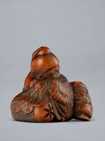 A CARVED NETSUKE OF ROSEI (LU SHENG) IN HIS DREAM - Foto 4