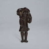 A CARVED WOOD NETSUKE OF A DUTCHMAN CARRYING A DEER - photo 1