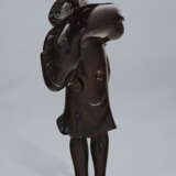 A CARVED WOOD NETSUKE OF A DUTCHMAN CARRYING A DEER - photo 2