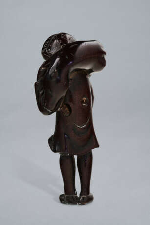 A CARVED WOOD NETSUKE OF A DUTCHMAN CARRYING A DEER - photo 2