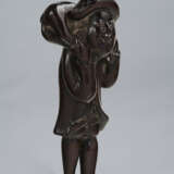 A CARVED WOOD NETSUKE OF A DUTCHMAN CARRYING A DEER - photo 3