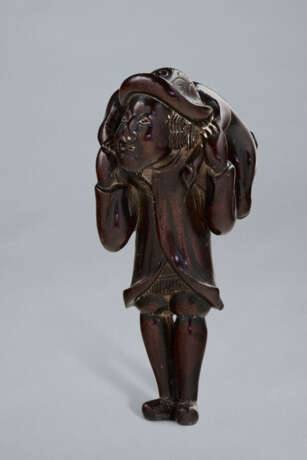 A CARVED WOOD NETSUKE OF A DUTCHMAN CARRYING A DEER - photo 4