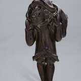 A CARVED WOOD NETSUKE OF A DUTCHMAN CARRYING A DEER - photo 4