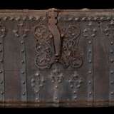 Spätgotische Frontstollentruhe, norddeutsch um 1500. - photo 2