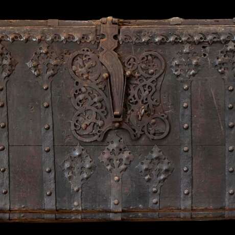 Spätgotische Frontstollentruhe, norddeutsch um 1500. - photo 4