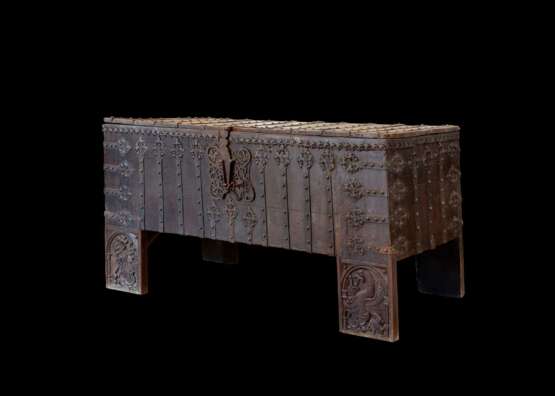 Spätgotische Frontstollentruhe, norddeutsch um 1500. - photo 5