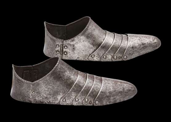 Ein Paar Eisenschuhe, deutsch um 1550. - фото 2