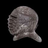 Geschlossener Helm mit maximilianischen Riefeldekor, deutsch um 1520-30. - photo 3