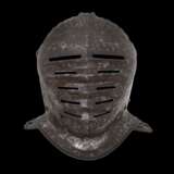 Geschlossener Helm mit maximilianischen Riefeldekor, deutsch um 1520-30. - photo 4
