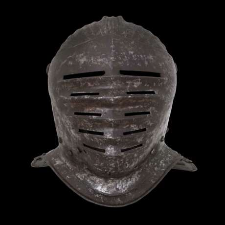 Geschlossener Helm mit maximilianischen Riefeldekor, deutsch um 1520-30. - photo 4