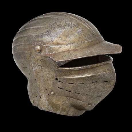 Geschlossener Helm mit maximilianischen Riefeldekor, deutsch um 1530. - photo 2