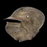 Geschlossener Helm mit maximilianischen Riefeldekor, deutsch um 1530. - photo 3