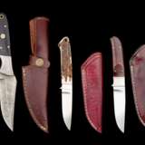 Zwei Jagdmesser von Ludwig Fruhmann und ein Jagdmesser mit Damastklinge und Lederscheide. - Foto 1