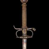 Eisengeschnittener Prinzendegen mit vergoldetem Dekor, deutsch um 1720. - Foto 3