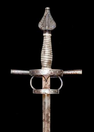 Zwillingsrapier mit gebläutem und versilbertem Gefäß. - photo 1