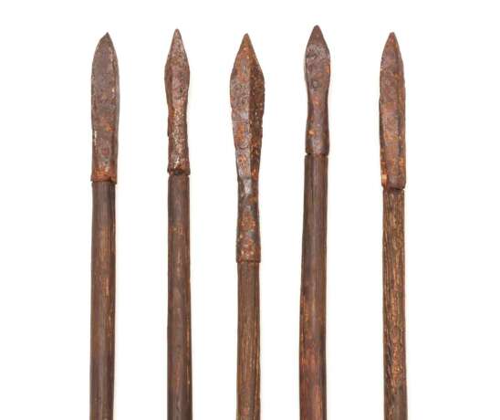 Konvolut von Armbrustbolzen mit alten Schäften 15./16.Jahrhundert. - photo 1