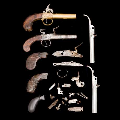 Konvolut von Terzerolen und Pistolenteilen 18./19. Jahrhundert. - photo 1