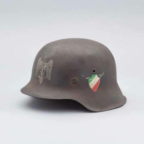 Italien, Stahlhelm M 42 mit zwei Abzeichen des RSI. - photo 1