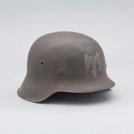 Italien, Stahlhelm M 42 mit zwei Abzeichen des RSI. - photo 2