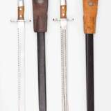 Schweiz, Zwei Pionier Bajonette M 1914 mit Sägerücken und Scheiden mit Koppelschuh. - Foto 4