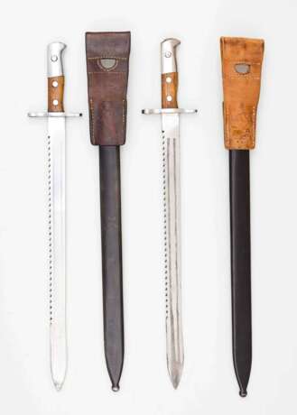Schweiz, Zwei Pionier Bajonette M 1914 mit Sägerücken und Scheiden mit Koppelschuh. - Foto 4