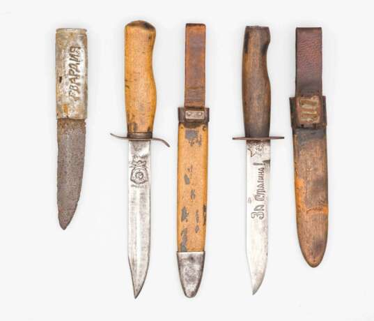 Sowjetunion, zwei Kampfmesser mit Scheide und ein Grabendolch WW II. - фото 4