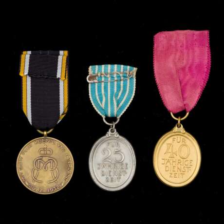 Bayern, Regiments-Jubiläumsmedaille 1932 und zwei Feuerwehr-Ehrenzeichen 1928. - photo 2