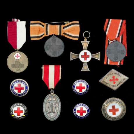 Deutsches Rotes Kreuz, Konvolut von Abzeichen und Broschen 1900-1960. - фото 3