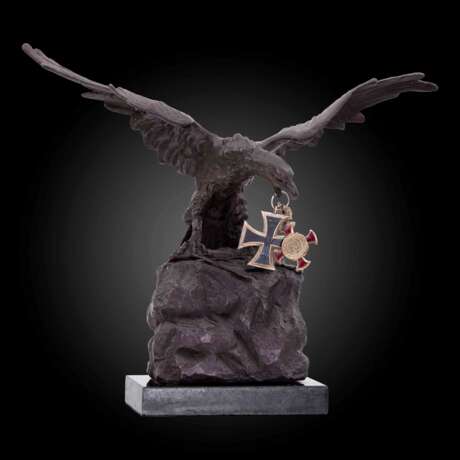 Weltkrieg, Adlerfigur auf Marmorsockel 1914-1918 mit zwei anhängenden Orden. - photo 3