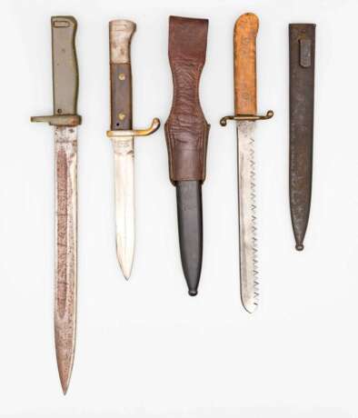 Weltkrieg, Notbajonett, Offiziers-Grabendolch und Säge-Grabenmesser mit Scheide. - photo 2
