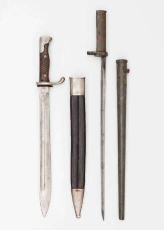 Weltkrieg, Seitengewehr 98/05 alter Art mit Scheide und ein Notbajonett mit Scheide. - Foto 2