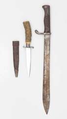 Weltkrieg, Seitengewehr 98/05 und Grabenmesser mit Scheide.