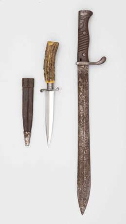 Weltkrieg, Seitengewehr 98/05 und Grabenmesser mit Scheide. - Foto 2