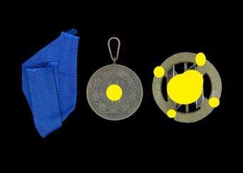 Germanische Leistungsrune in Bronze und SS-Dienstauszeichnung Medaille für 4 Jahre.