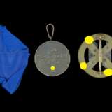 Germanische Leistungsrune in Bronze und SS-Dienstauszeichnung Medaille für 4 Jahre. - Foto 2