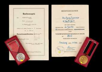 Konvolut von zwei Anschlußmedaillen in Etuis und zwei Besitzzeugnisse.