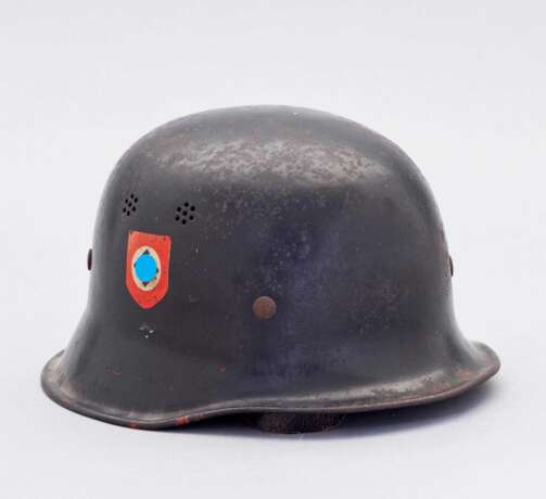 Deutsche Reichsbahn, Stahlhelm M 34 mit zwei Abzeichen der Feuerlösch-Polizei. - фото 1
