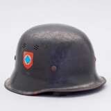 Deutsche Reichsbahn, Stahlhelm M 34 mit zwei Abzeichen der Feuerlösch-Polizei. - фото 1