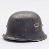 Deutsche Reichsbahn, Stahlhelm M 34 mit zwei Abzeichen der Feuerlösch-Polizei. - фото 2