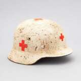 Heer, Stahlhelm M 40 in Wintertarnung mit Rot-Kreuz-Emblemen. - photo 1