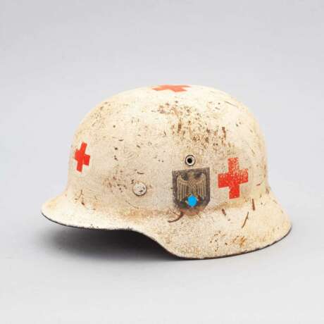 Heer, Stahlhelm M 40 in Wintertarnung mit Rot-Kreuz-Emblemen. - photo 2